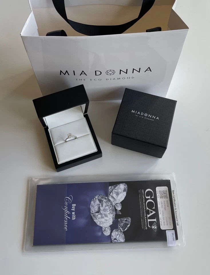 Anillo de compromiso de diamantes ovalados creados en laboratorio/oro blanco Mia Donna "Olivia" Foto 3 de 4