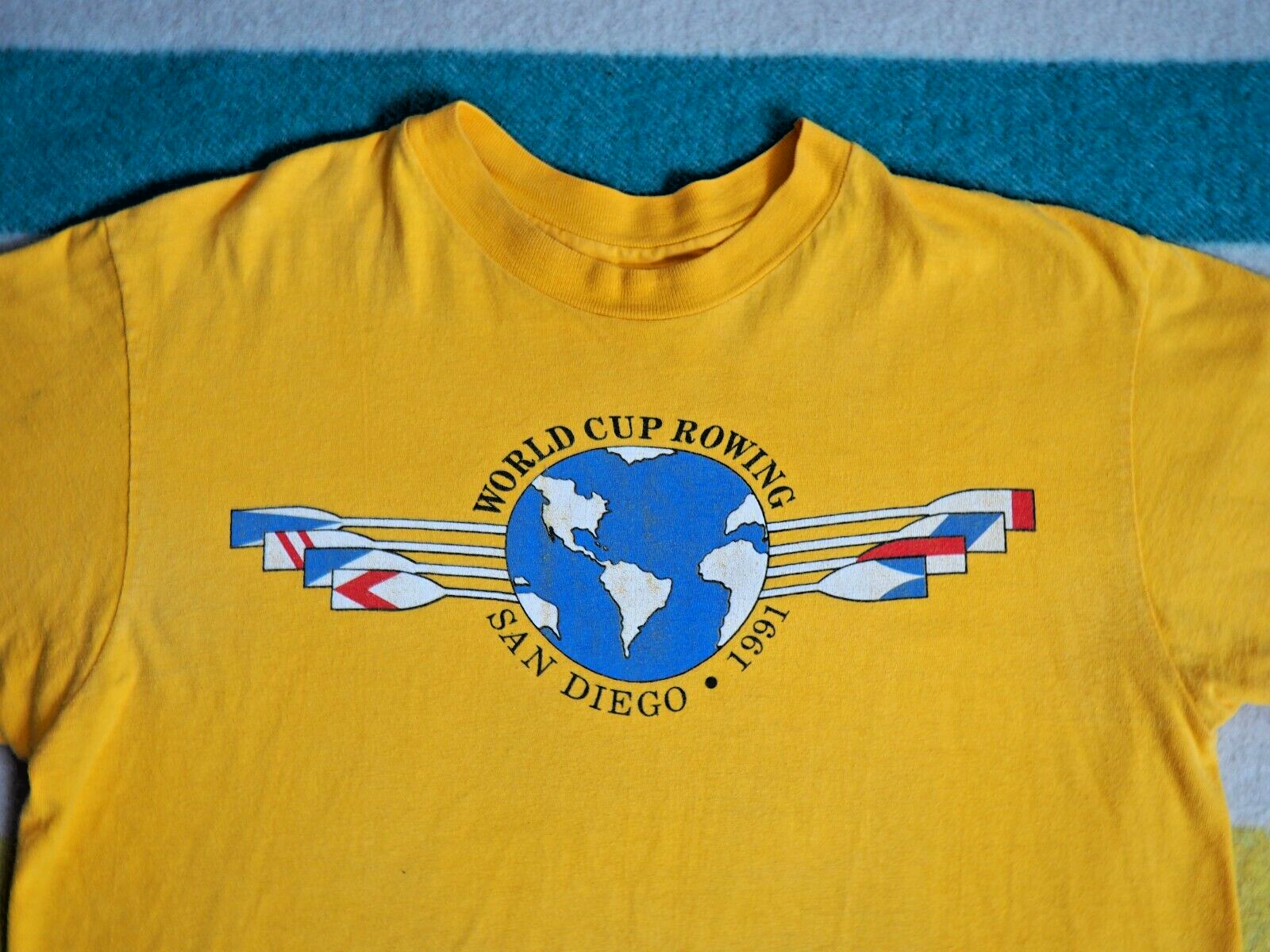 FILA T shirt gialla vintage anni '90 Hanes Coppa del Mondo di canottaggio San Diego 1991 USA L OTTIME CONDIZIONI