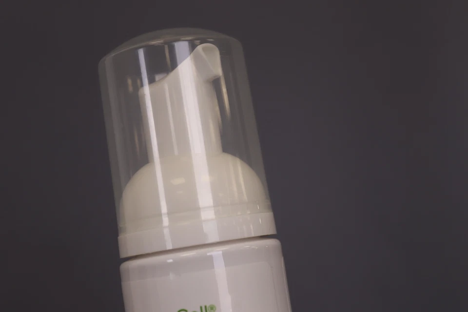 Espuma facial limpiadora con aceite de semilla de cáñamo Andalou Naturals CannaCell 5,5 fl oz Foto 2 de 3