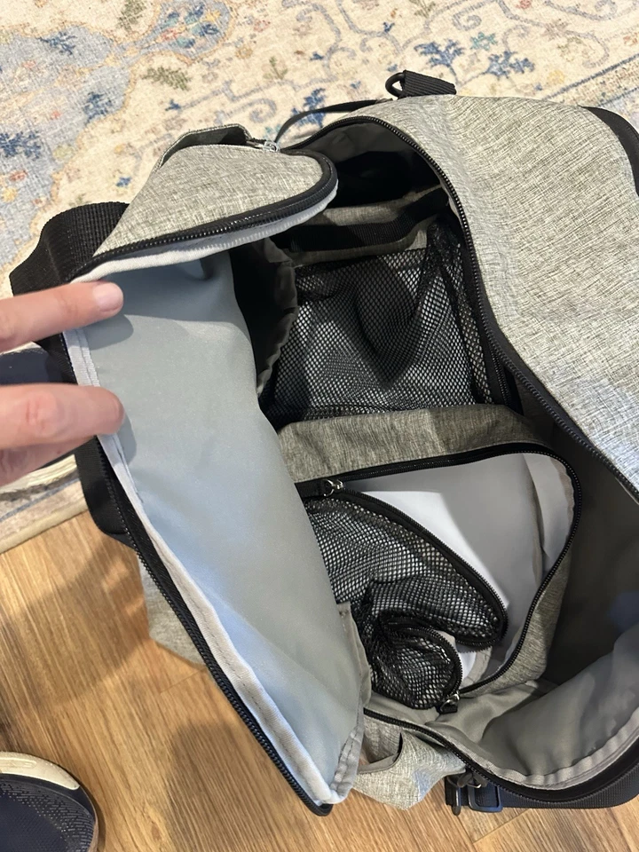 Bolsa de pañales Skip Hop Duo para viajar con correa de equipaje bolsa de fin de semana gris Foto 4 de 4