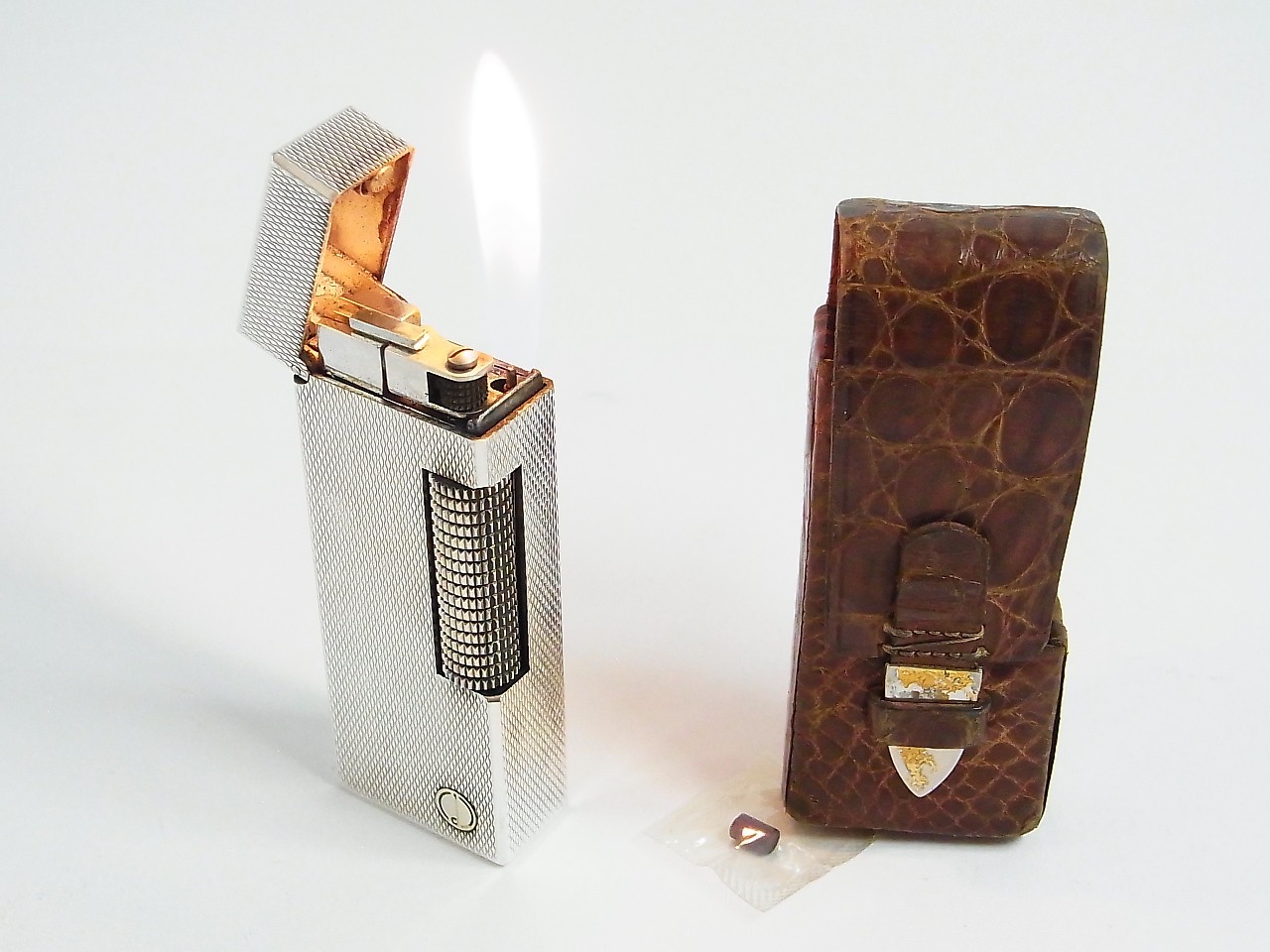 D Mark Silver With Leather Case & Flint (b117