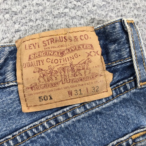 Vintage Levis Jeans Outfit Damen mittelblau 501 Shorts Trucker Weste hergestellt in den USA - Bild 15 von 23