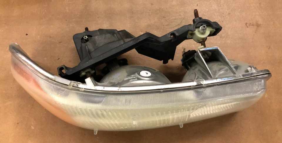 2004 gmc sierra headlight ( passenger ) 2000-2006 - Image 4 of 4