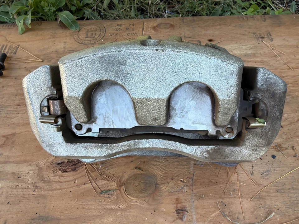 2018–2021 LEXUS NX300 ПОЛНОПРИВОДНЫЕ ПЕРЕДНИЕ ЛЕВЫЕ И ПРАВЫЕ СУППОРТЫ ДИСКОВОГО ТОРМОЗА ОТ ОРИГИНАЛЬНОГО ПРОИЗВОДИТЕЛЯ  - Изображение 4 из 4