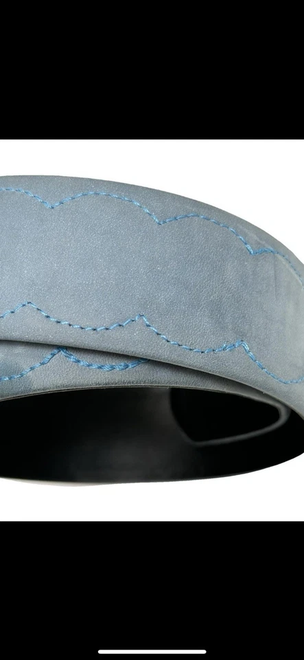 Замшевый женский пояс ECHO светло-голубой с синими швами и золотой пряжкой средний размер - Изображение 3 из 3