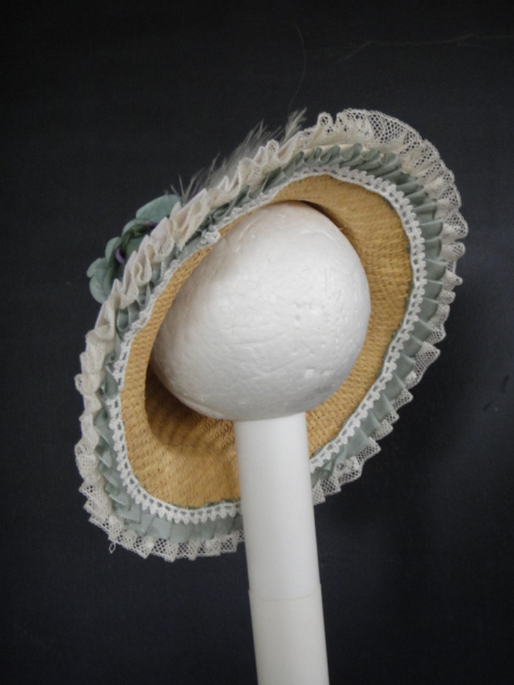 Chapeau en soie bleu-vert idéal pour l'exposition de poupée ancienne en vitrine
