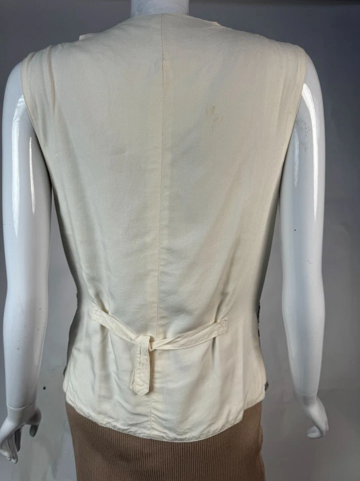 Chaleco de rayón artesanal con cuentas Kenar Studio con bordado floral y cierre de botones Foto 2 de 4