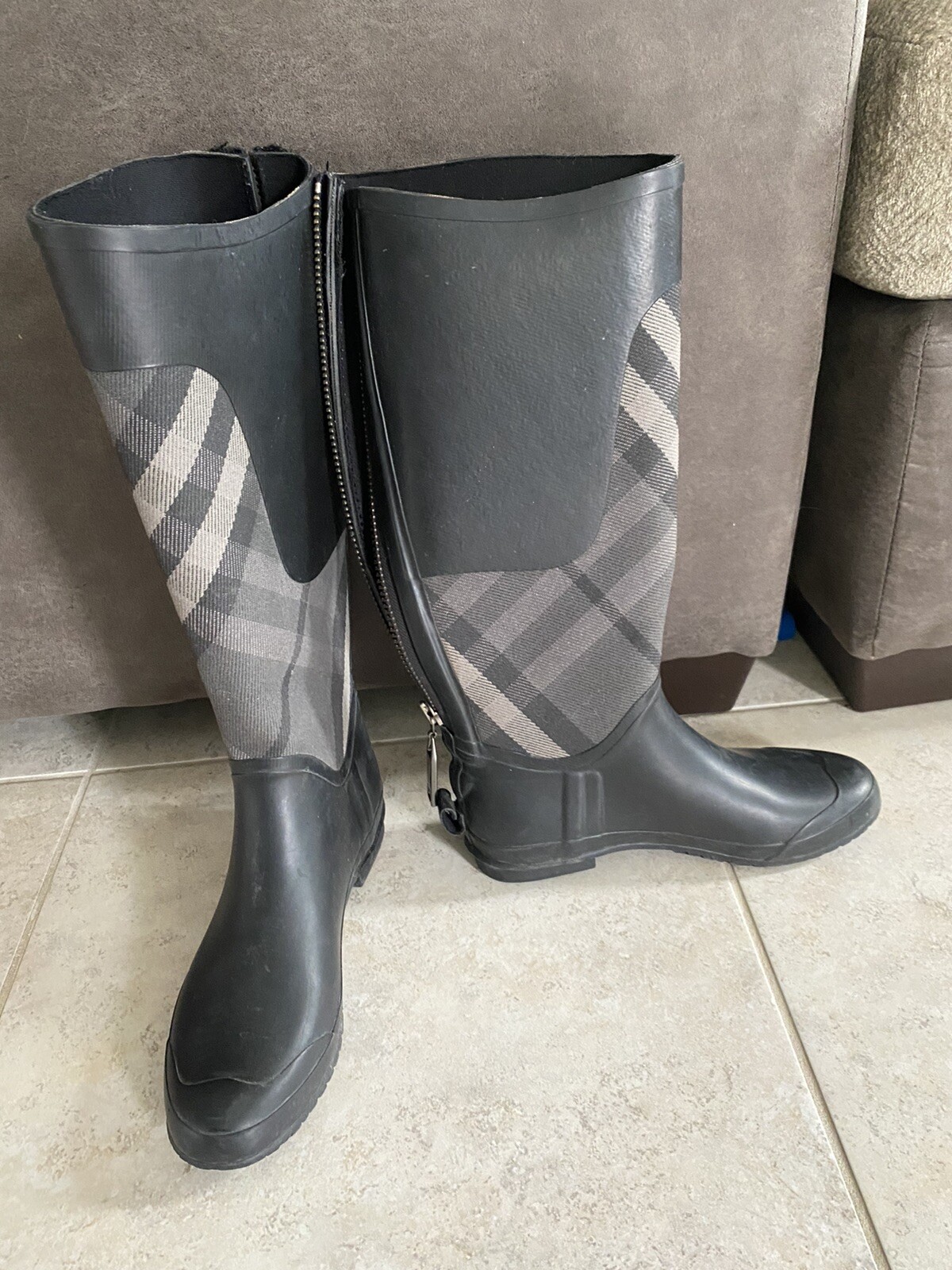 Fancy Burberry Women's Clemence  Back and Grey Rain Boots . Size 40 EUR