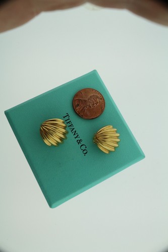 Tiffany & Co. 18k yellow gold earrings with Omega Clip backing - Picture 6 of 7