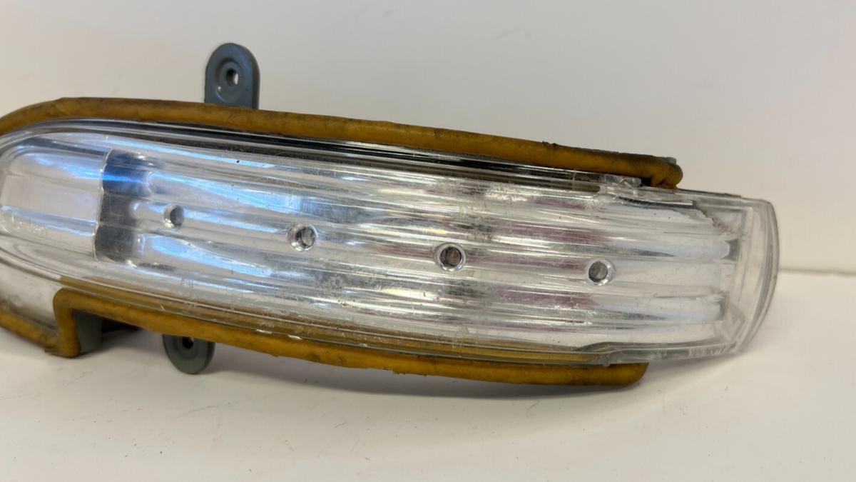 2001 - 2007 MERCEDES-BBENZ RIGHT DOOR MIRROR TURN SIGNAL LIGHT