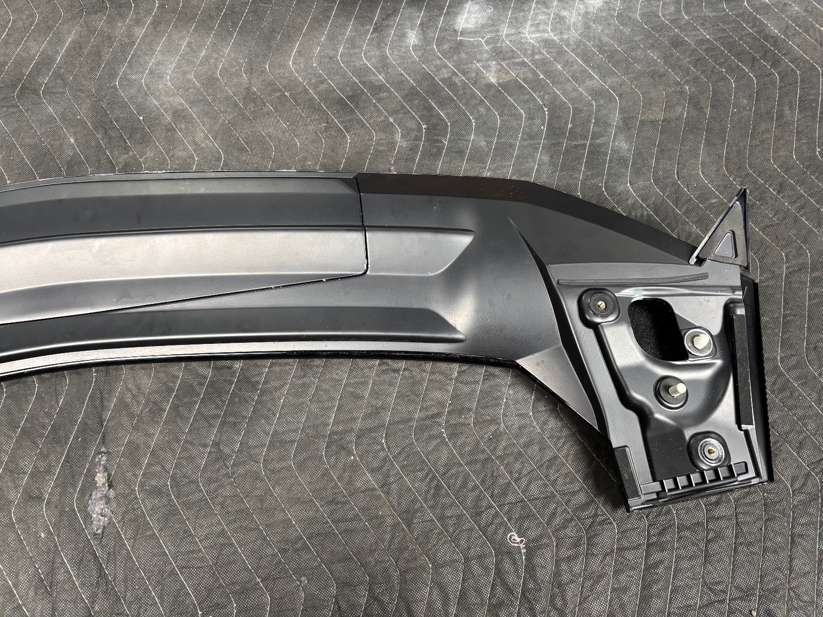 Lamborghini Urus 2025 REAR Rear spoiler P/N 4ML827993