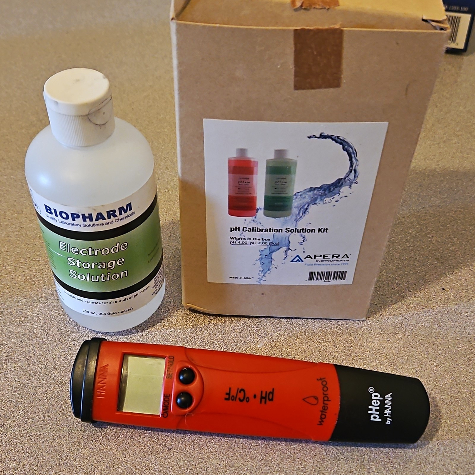 Hanna HI98128 Waterproof pH/°C Meter with pH 4.00/7.00/10.00 Calibration Kit