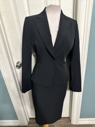 Tahari Skirt Suit Size 4 Two Piece Set 28X23 Skirt  Power Suit Executive Stretch - Picture 1 of 5