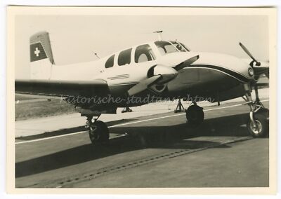 Propellerflugzeug - Beechcraft Model 50 Twin Bonanza - Flugplatz - Altes Foto