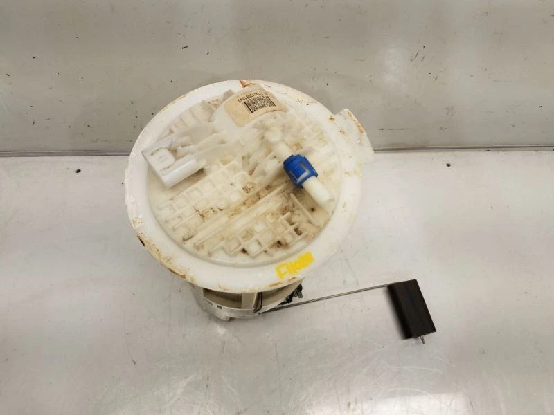 2005-07 Chrysler Town & Country (3.8L / LWB) Fuel Pump Assembly - Image 2 of 4