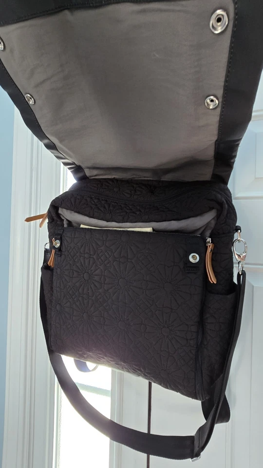 Mochila cuadrada Petunia Pickle - Bolsa de pañales acolchada con flores negras Bedford Avenue Stop Foto 3 de 4