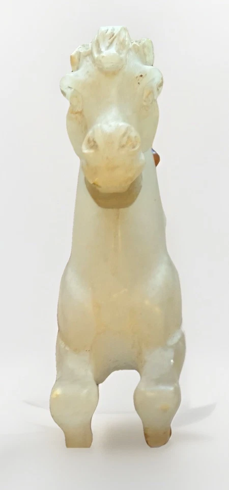 Estatua china tallada de jade blanco de un caballo galopante aprox. siglo XX Foto 3 de 4