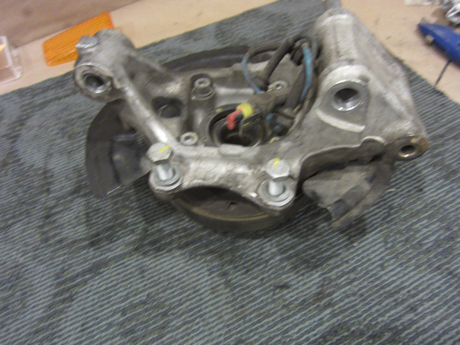 Maserati 4200 - LH Rear Wheel Hub Holder W/Bearing (Used) - P/N 183590