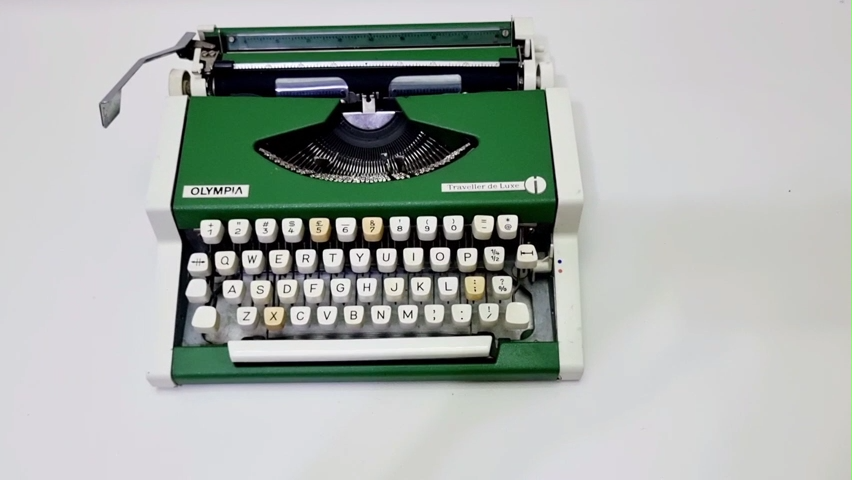 スノーボード Typewriter Rare Olympia Green & White Traveller Deluxe Portable Typewriter