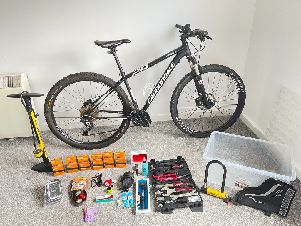 Cannondale Trail 2 Hardtail 29er (Medium) Mountain Bike + Lock, Pump & Tools!