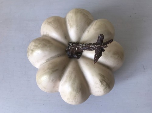 Calabaza blanca/crema resina/plástico 6" x 5" de alto (con tallo) decoración de cosecha de otoño - Imagen 3 de 7