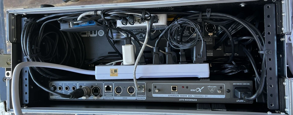 Behringer X32 Core, DL16, 2 Shure QLXD4, 2 Shure Qlxd1 Belt Pack mit Mikrofonen - Bild 3 von 4