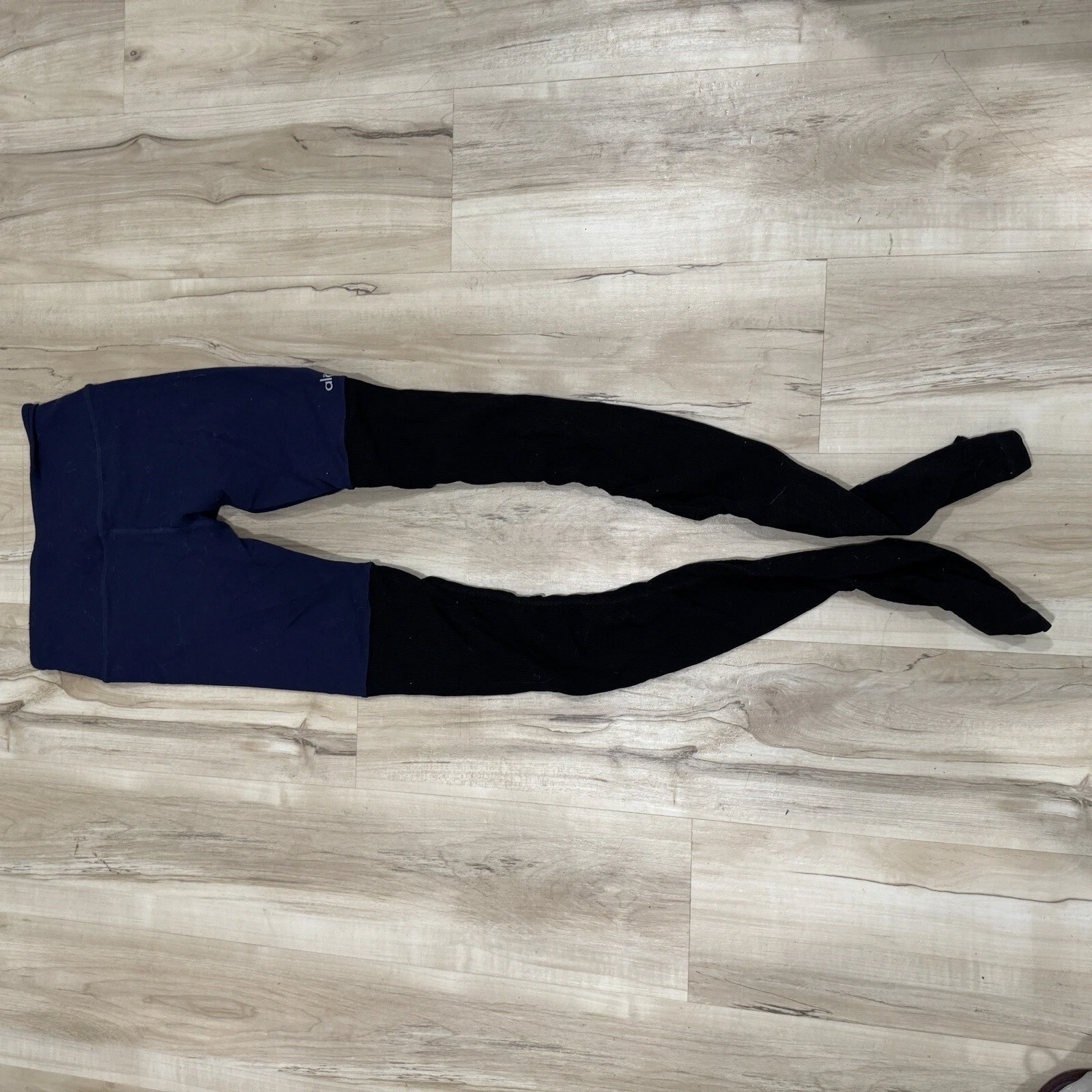 alo-yoga goddess ruched ribbed two-tone color-block stretch knit leggings