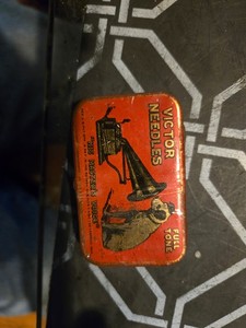 ANTIQUE VICTOR NEEDLES full TONE TALKING MACHINE NEEDLES  TIN BOX WITH NIPPER