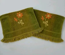 Set Of 2 Vintage Green Hand Towels Embroidered Flowers Fringe Sayco