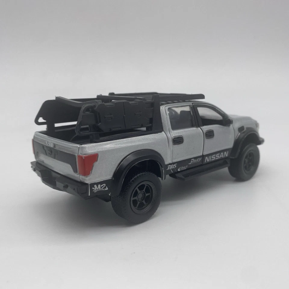 Nissan Titan 2020 Jada Just Trucks plateado negro Foto 4 de 4