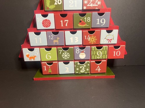 Adventskalender 2014 Target rot Holz Weihnachtsbaum mit 25 Mini Geschenk Schubladen - Bild 3 von 9