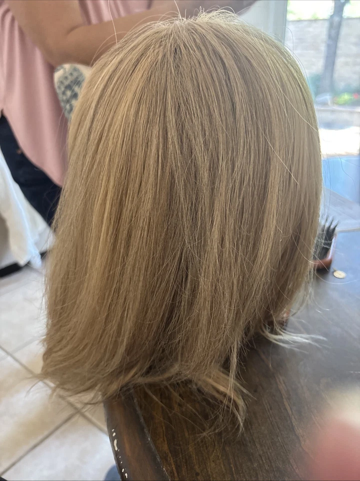 Peluca de cabello humano con tapa frontal de encaje Foto 2 de 4