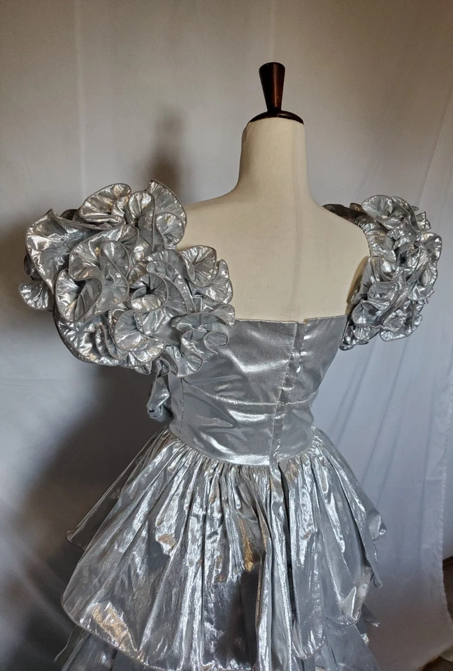Серебряное выпускное платье 1980-х - Изображение 2 из 4