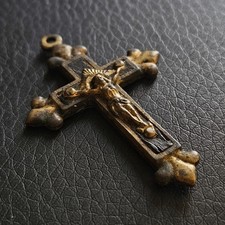 Pendentif croix fleurdelysée lys bronze doré & bois Jésus bijou religieux ancien