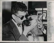1953 Press Photo Shulman whispers thank you to his leader dog, Patsy - nee36725