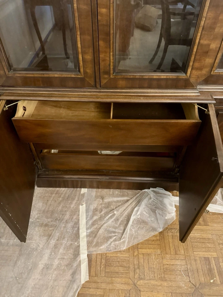 Gabinete de China Drexel Heritage Caoba Vintage Dos Piezas Foto 4 de 4