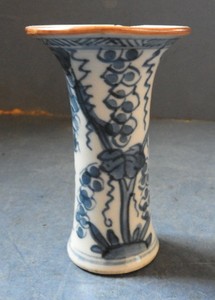 CHINESE BLUE & WHITE PORCELAIN SMALL VASE - KANGXI PERIOD (1662-1722)