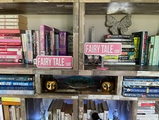 Book Lover's Must-Have: Cartello Stradale Biblioteca | Fantasia e Romazio | Insegna San