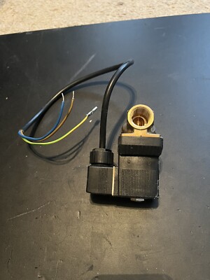 Burkert 6213 A 1/2 NBR BR NPT 1/2 PMAX 145 PSI Solenoid Valve 120v 60Hz 8W Used