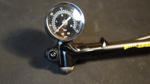 Buzzy's Pollinator Reise-Schockpumpe mit 300 psi Manometer - Bild 3 von 3