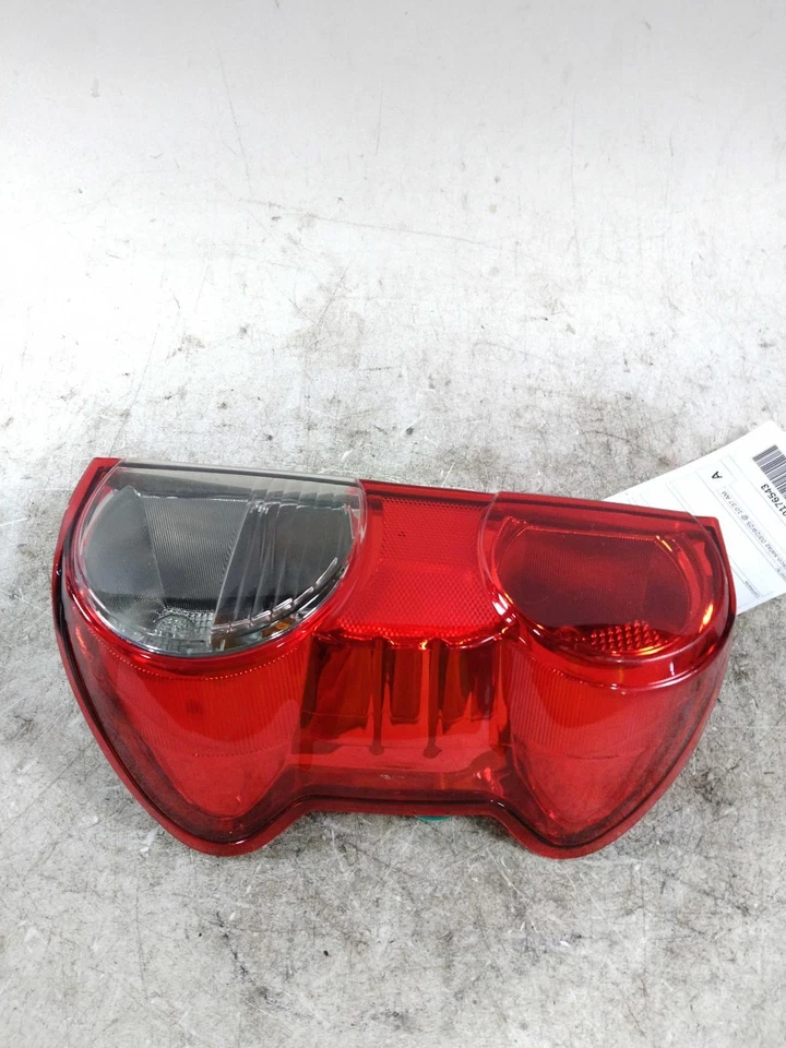 Chevrolet City Express 2015 conjunto de luz trasera derecha - usado, blanco, 111 k millas Foto 2 de 4