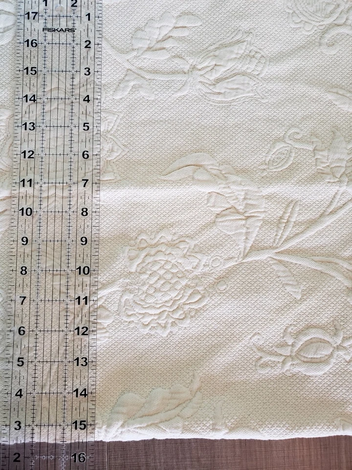 Off White/Cream Matelassé Style Fabric Remnant 20"x 42" Thick Quilt Like - Imagem 2 de 3