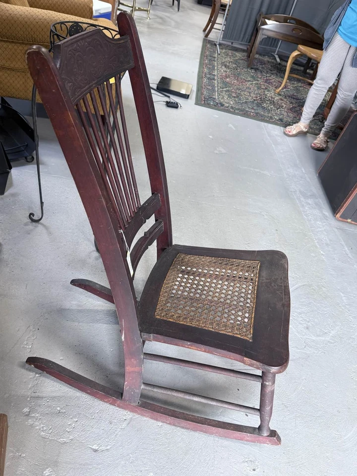 Mecedora de madera antigua asiento bastón respaldo tallado basculante Foto 4 de 4