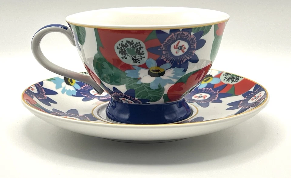 Xícara e pires de porcelana Maxwell & Williams florais azuis e vermelhos e C's - Imagem 2 de 4