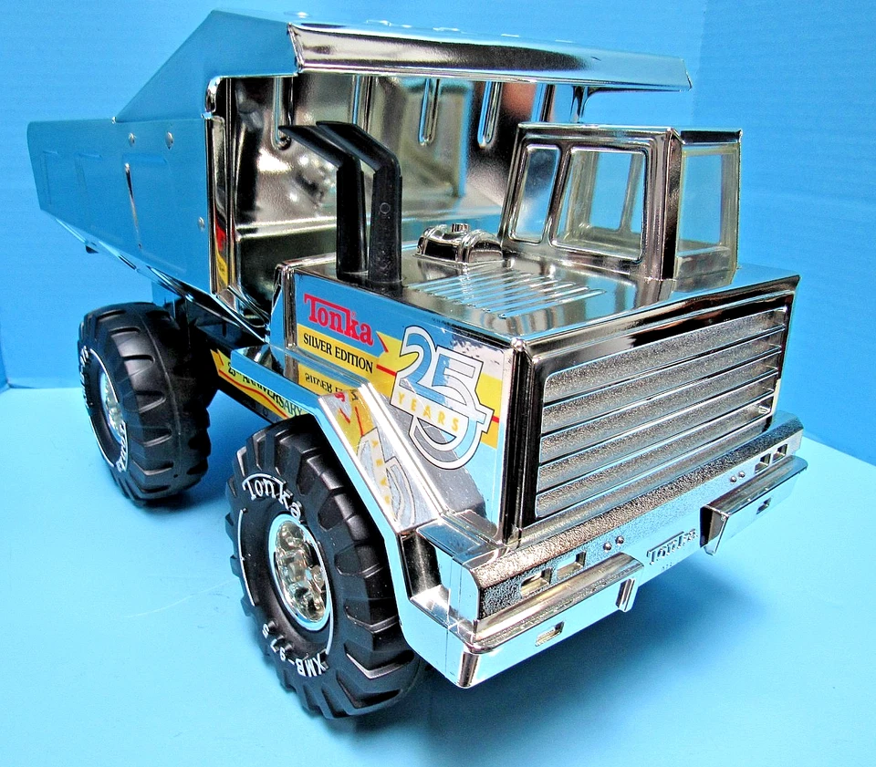 TONKA 25 ЛЕТ ГОДОВЩИНА (1965-1990) СЕРЕБРЯНЫЙ ВЫПУСК МОГУЧИЙ САМОСВАЛ НОВЫЙ В КОРОБКЕ - Изображение 4 из 4