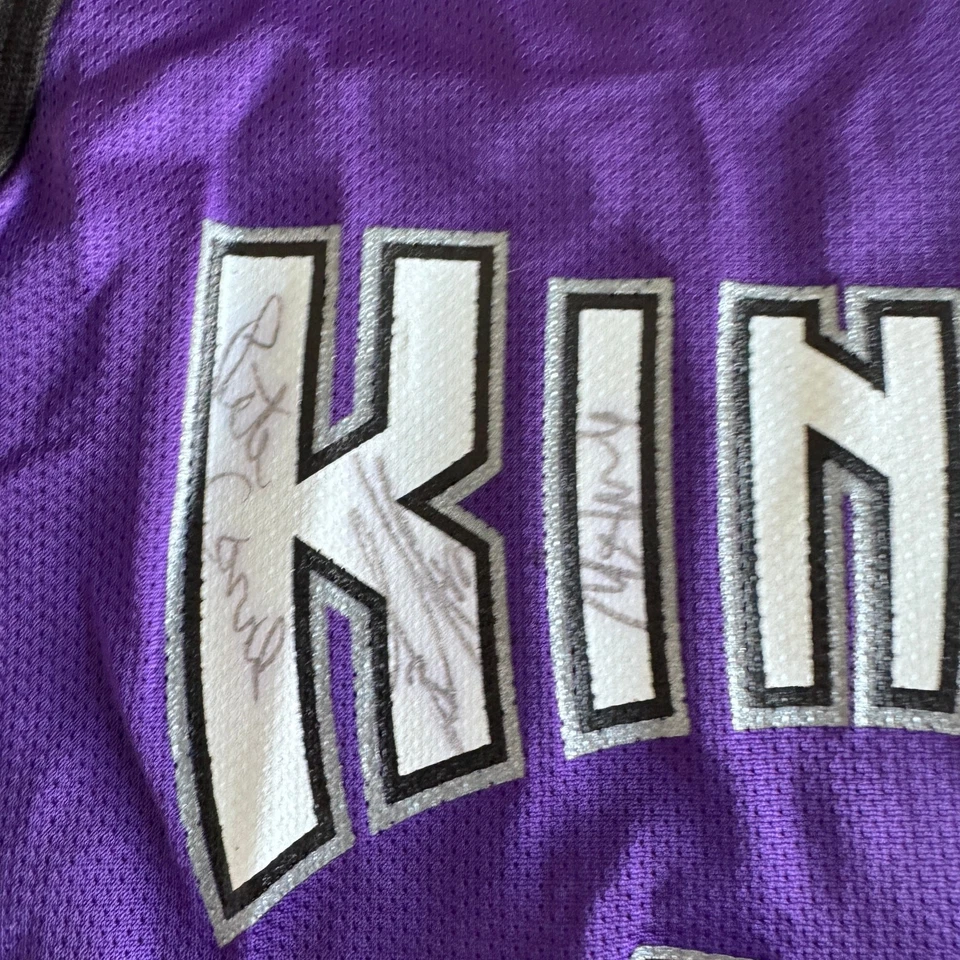 Autographed Chris Webber Mike Bibby + Team 2002-2003 NBA Sacramento Kings Jersey - Image 2 of 4