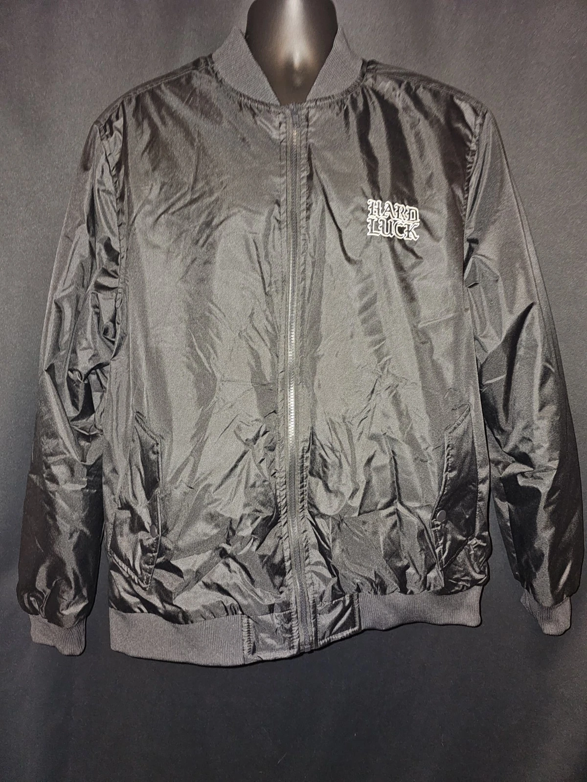 Hard Luck Mfg Coach Logo OG Giacca Nylon Nero Zip Anteriore Bomber Skateboard Taglia L