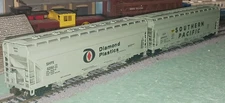 HO SCALE (2) 55' CENTERFLOW HOPPERS; SOUTHERN; METAL WHEELS; KNUCKLES;     12022