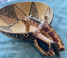 LOVELY AFRICA FOLK ART HANDCRAFTED WOODEN "DRINKING GIRAFFE" DECORATIVE BOWL.
