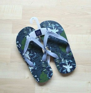 gap boys flip flops